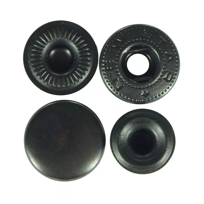 Napy metalowe 15mm ALFA
Zatrzask na zapięciu alfa, składa się z dwóch części: zewnętrznej (ozdobnego nitu rurkowego) oraz wewnętrznej (gniazda sprężynowego, w którym mieszczą się sprężynki).
